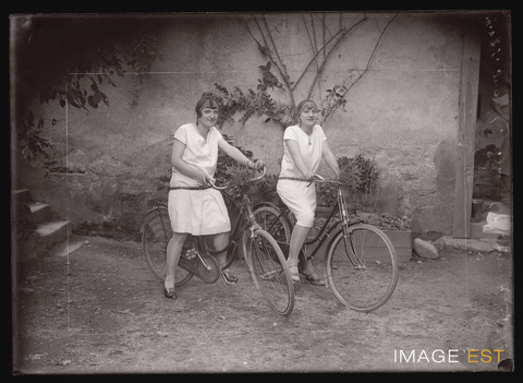 Femmes sur bicyclette (Fougerolles)